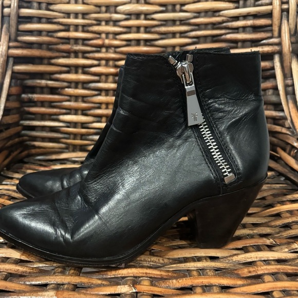 Frye Black Leather Ankle Booties with Zipper size 7.5 Great condition! - Picture 3 of 15